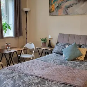 Spacious In West Molesey, Kt8 Apartment West Molesey